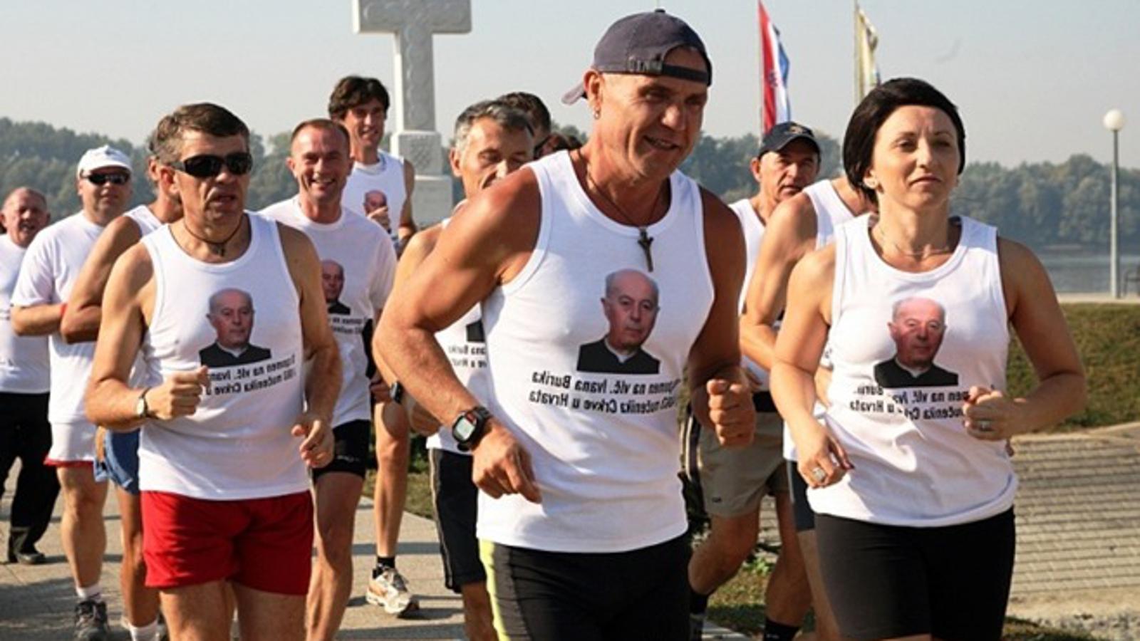 Jedina ženska sudionica Brodskog triatlona Lucija Ruskanović (prva s desna)