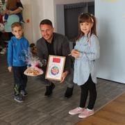Kutjevački gradonačelnik, Josip Budimir, pozira s djecom