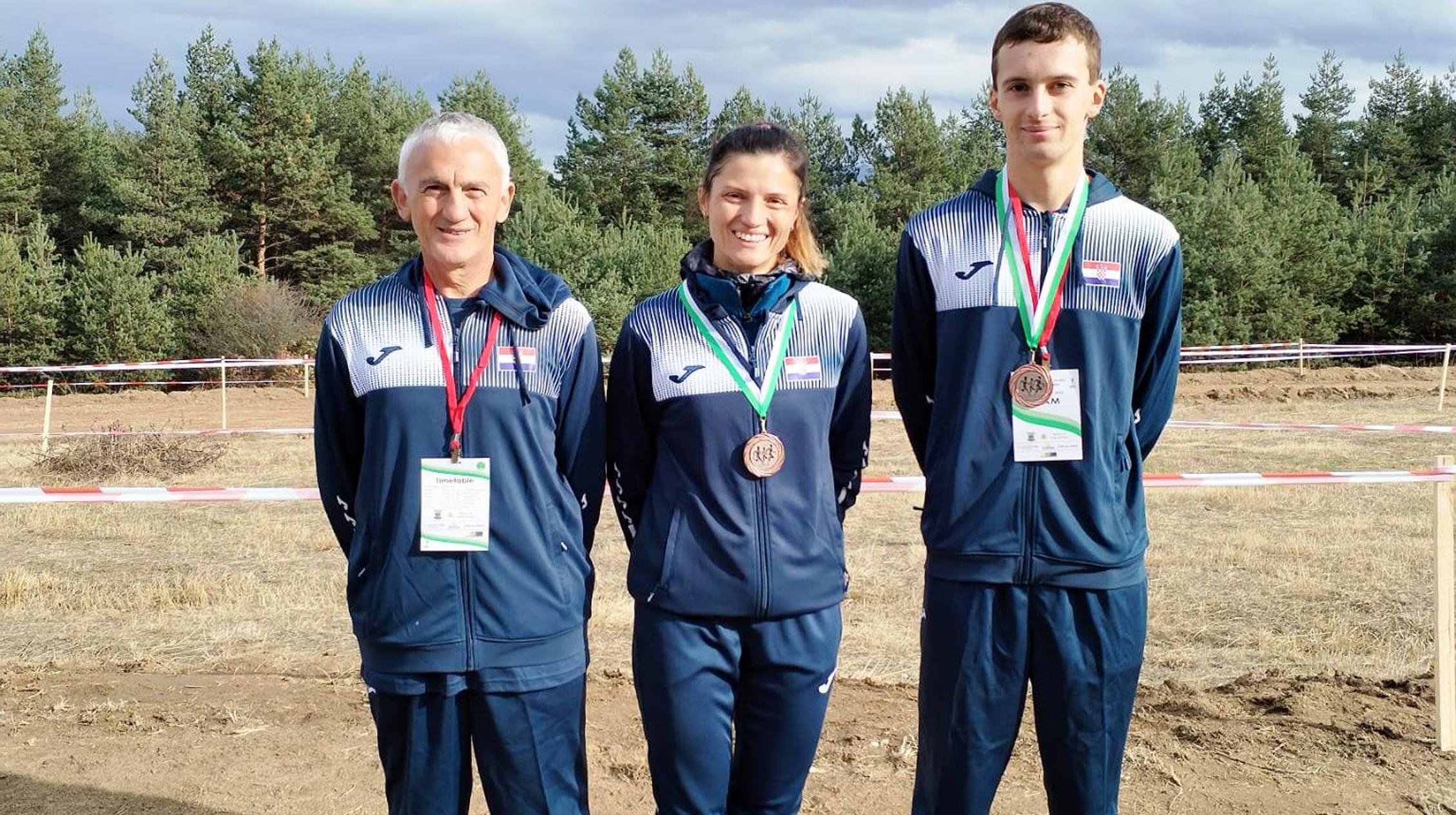S lijeva: Ante Šeremet (trener), Manda Orkić i Zrinoslav Kekez.