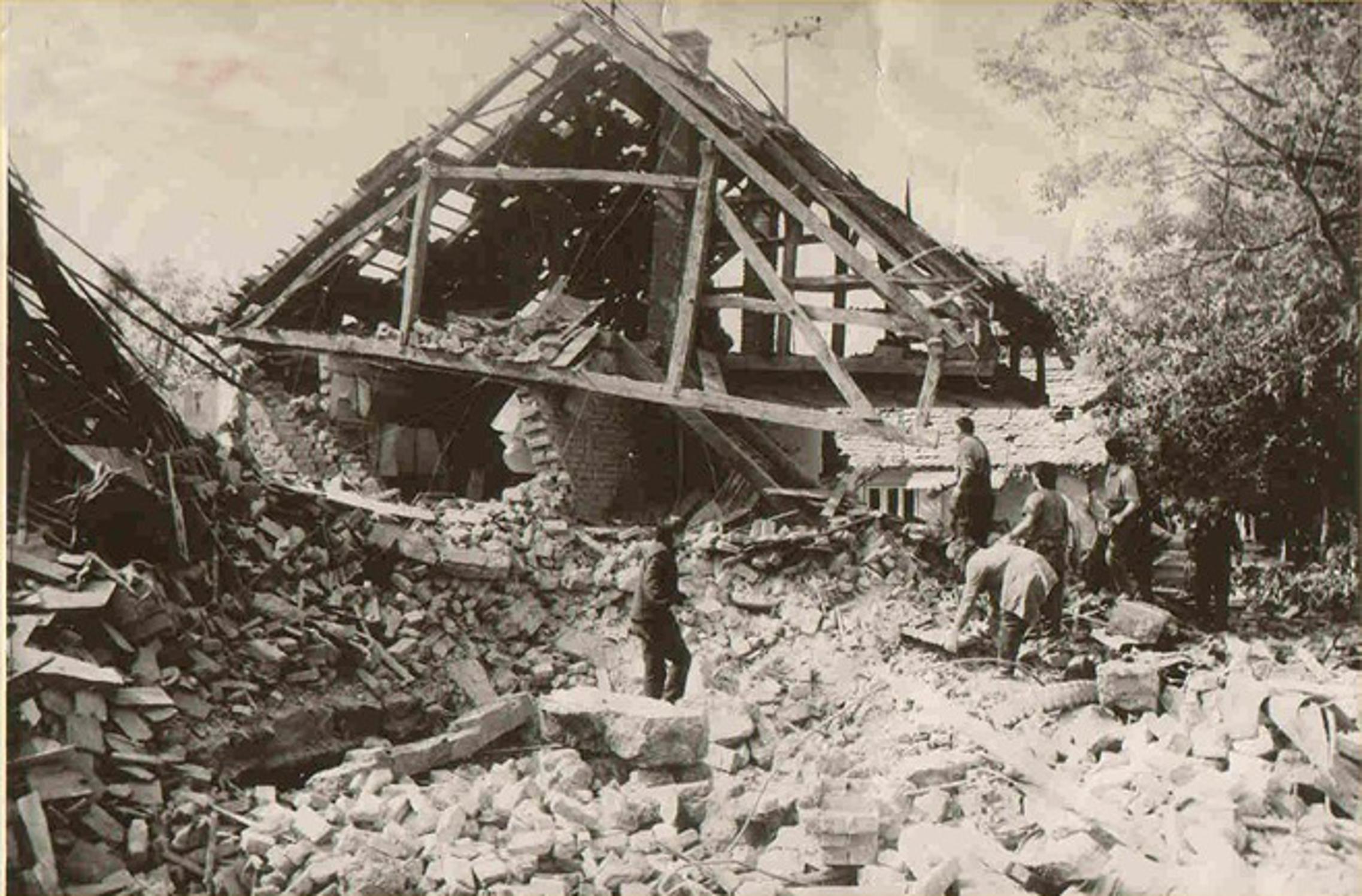 Bomba izbačena iz zrakoplova 9. svibnja 1992. uništila je kuću Vladimira Pavlešina na Jelasu. 