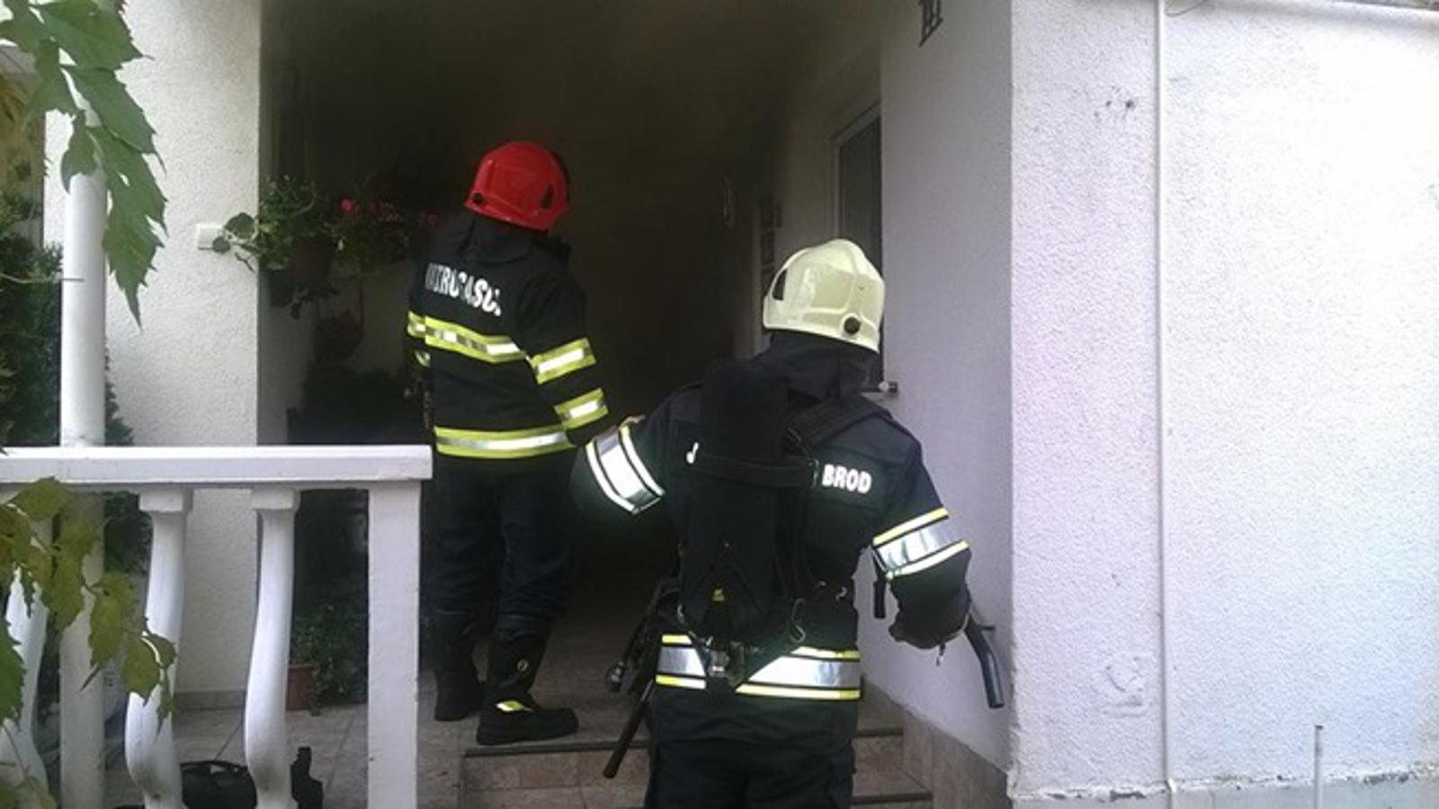 Brodski vatrogasci u akciji gašenja požara u Osječkoj ulici