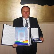 Plaketa Brodsko-posavske županije u rukama predsjednika ŠKI Hvidra Brod Mate Opačka