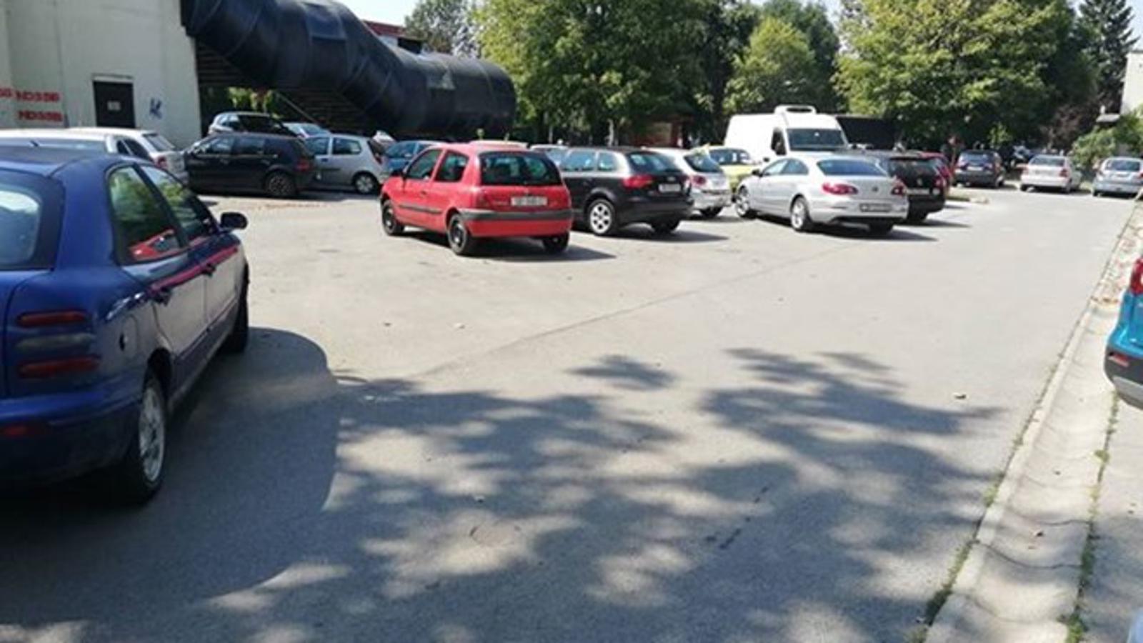 Parkiranje ispred 'Milovićke'