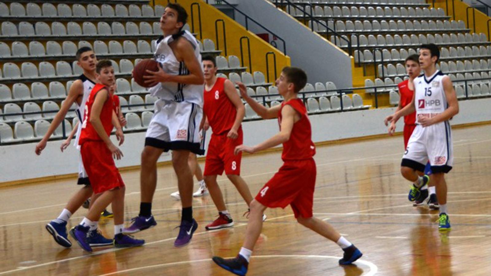 Kadeti KK Slavonski Brod (bijeli) protutnjali su Borovom