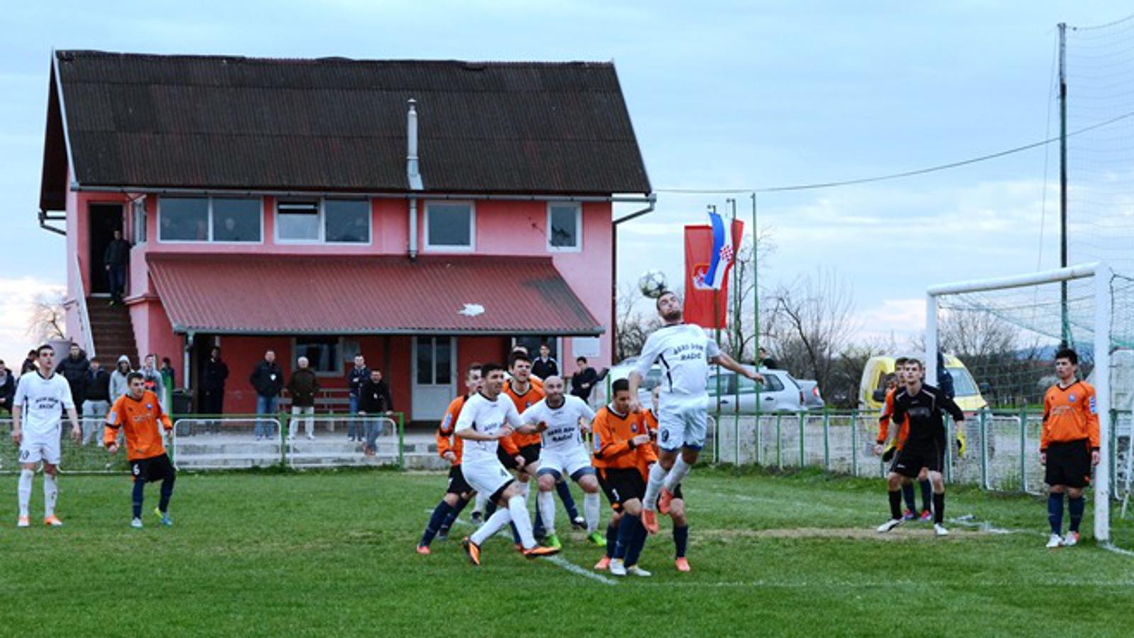 Nogometaši Omladinca (bijeli) u susretu sa Svačićem u 18.kolu