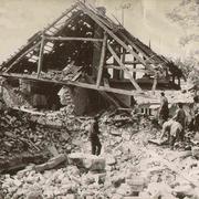Bomba izbačena iz zrakoplova 9. svibnja 1992. uništila je kuću Vladimira Pavlešina na Jelasu. 