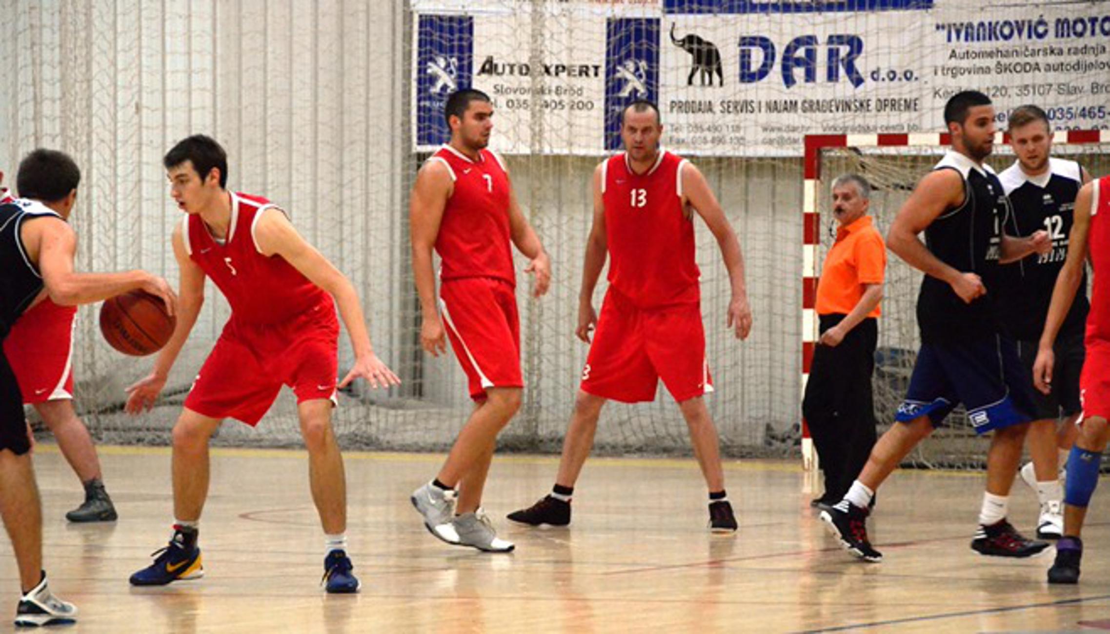 Branislav Ćorić (Stupnik Medex) crvena majica br.13 ubacio je 16 koševa