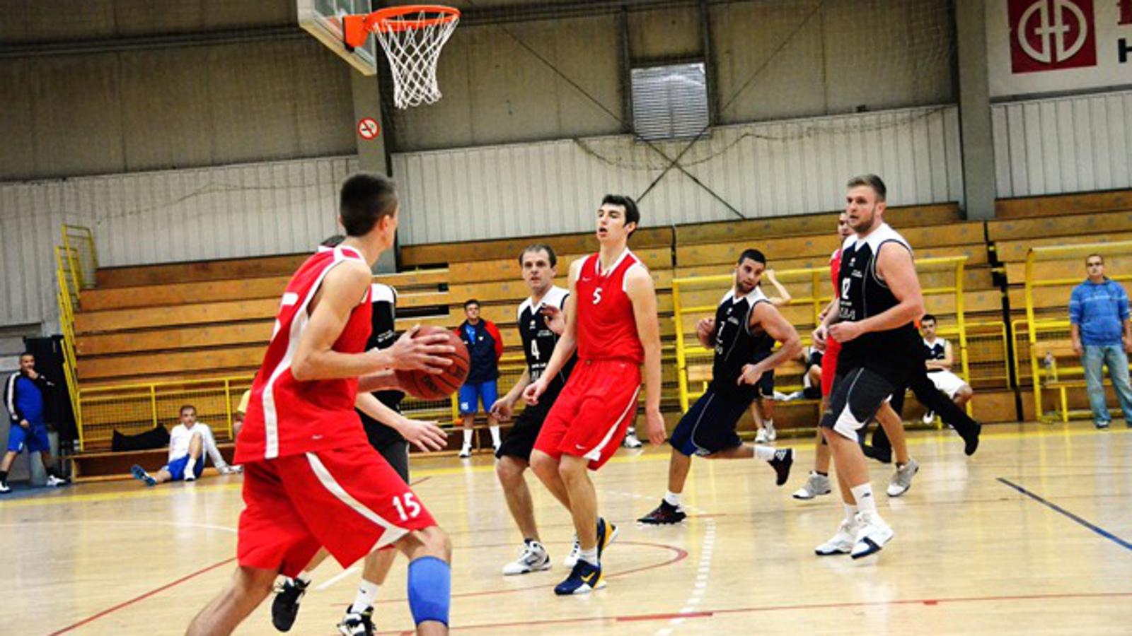 Stupnik Medex (crveni) u nedjelju s VKK Brod old starsima