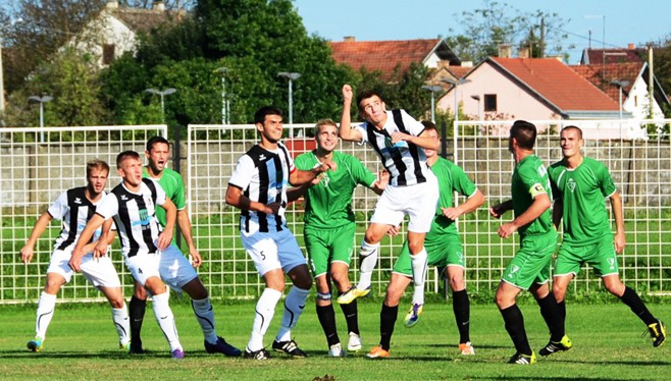 Marsa (bijelo -crni) je u Ivankovu doživjela svoj drugi prvenstveni poraz