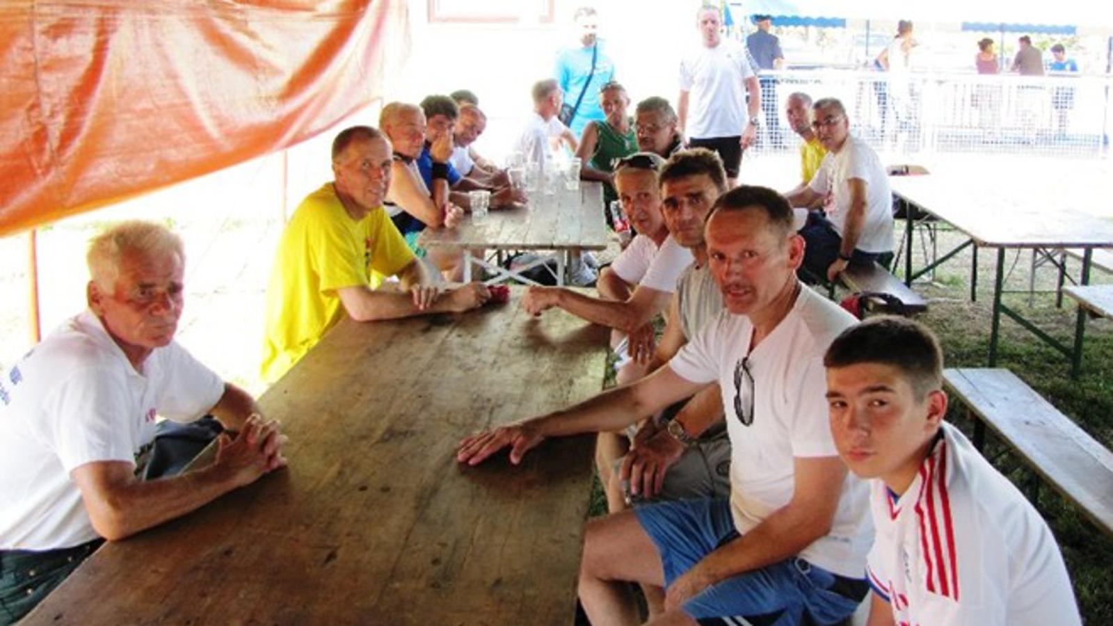 Nikola Kovač (prvi s lijeva) u društvu prijatelja maratonaca