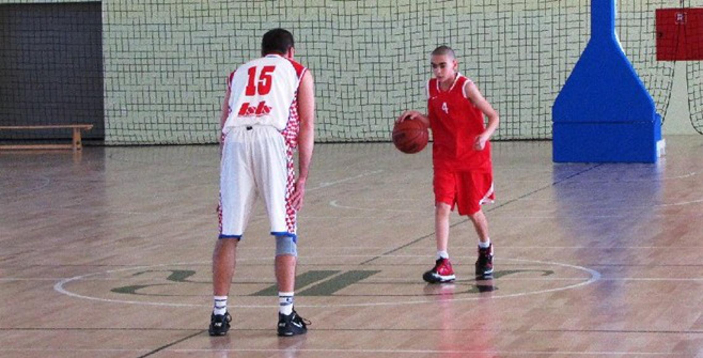 Mladi Dražen Lončarić (crvena majica) u utakmici s Geodetima ubacio je 18 koševa