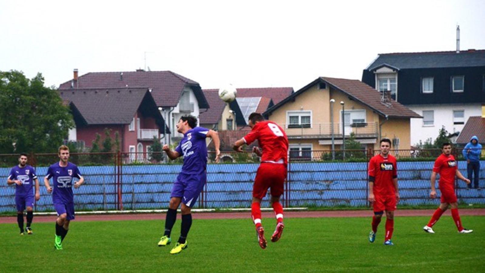 Detalj iz međusobne utakmice Želje (ljubičasti) i Graničara u ŠRC Stanko Vlainić-Dida (0:1)