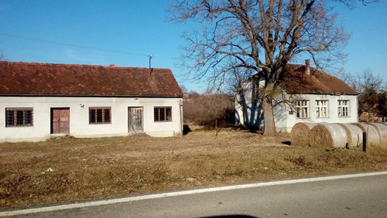 Dom i škola u selu na cesti između Ruševa i Đakova (Sovski dol), primjer praznog sela