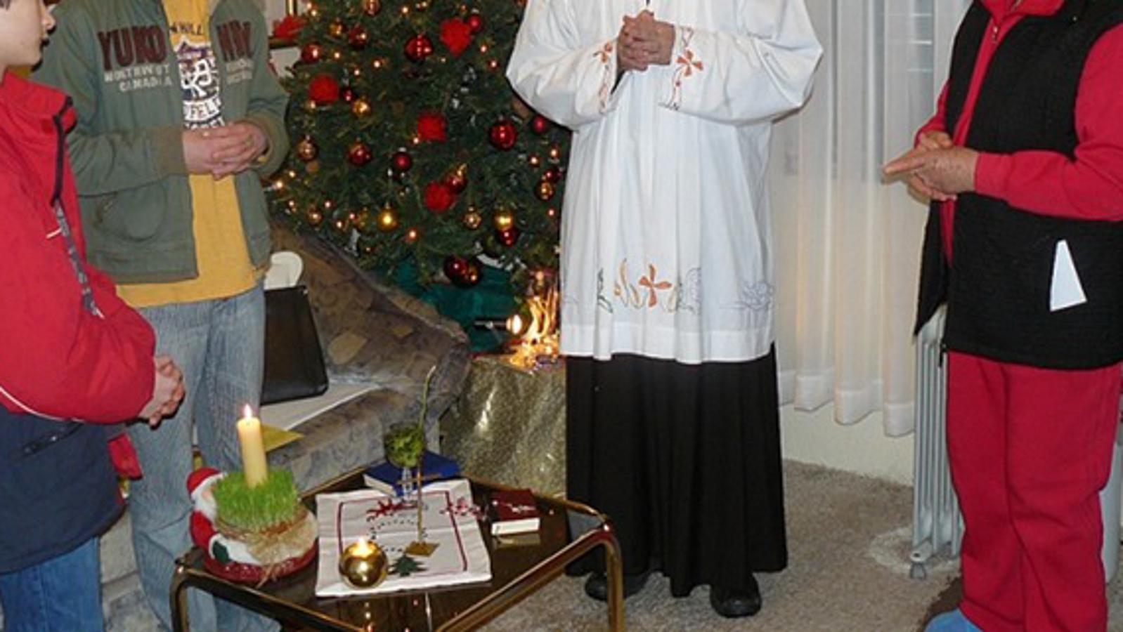 Svećenik blagoslivlja kuću, a domaćici iz džepa 'viri' dar.