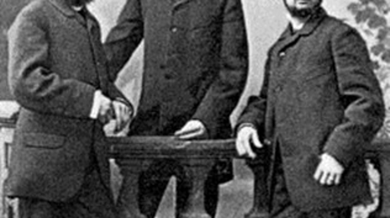 Dobroslav i Vatroslav Brlić stoje sa strane, a u sredini je August Harambašić, 1884. godina
