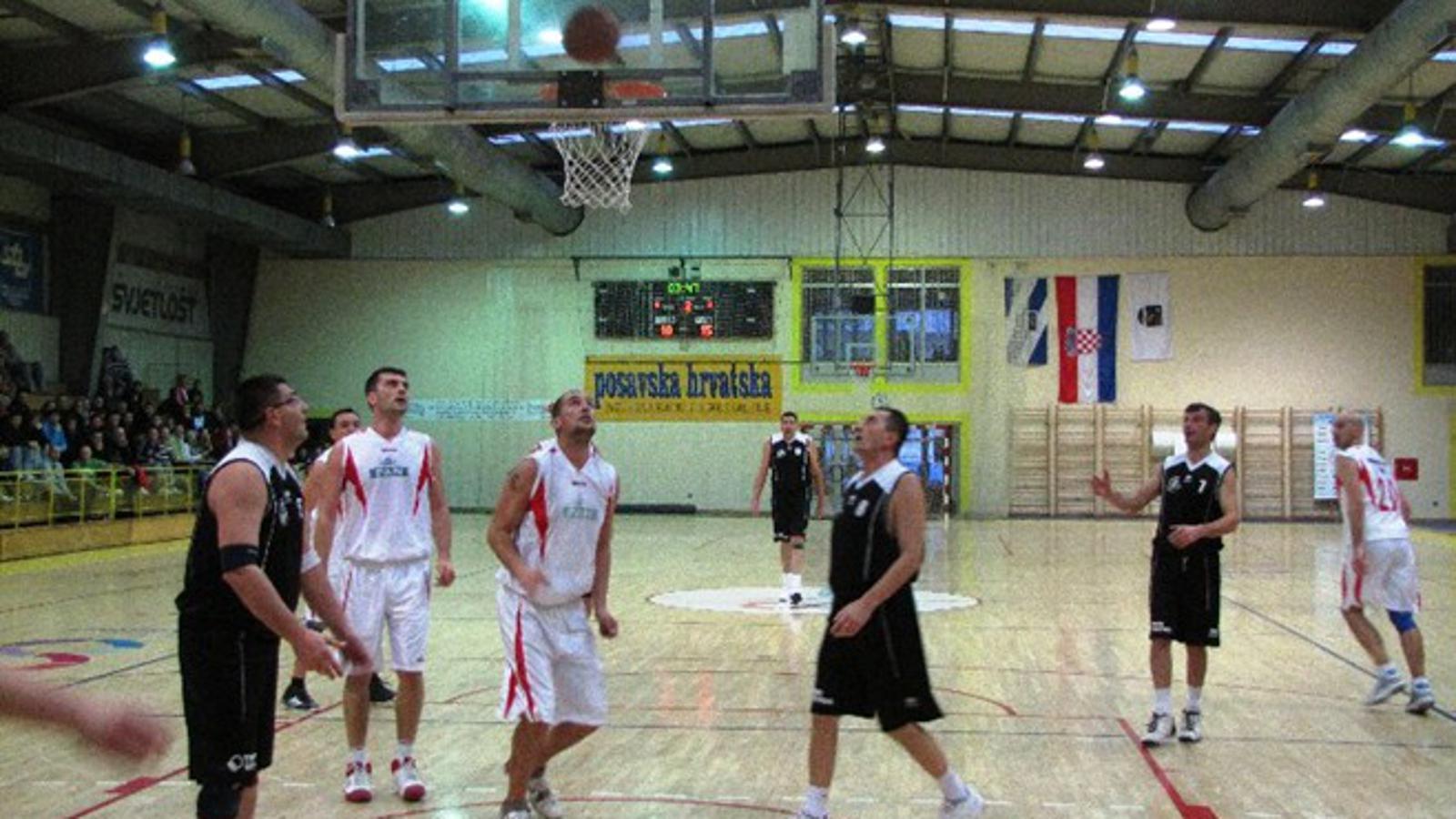 Navigator (bijeli) je prestigao prednost Old stars Broda (crni) u ušao u finale