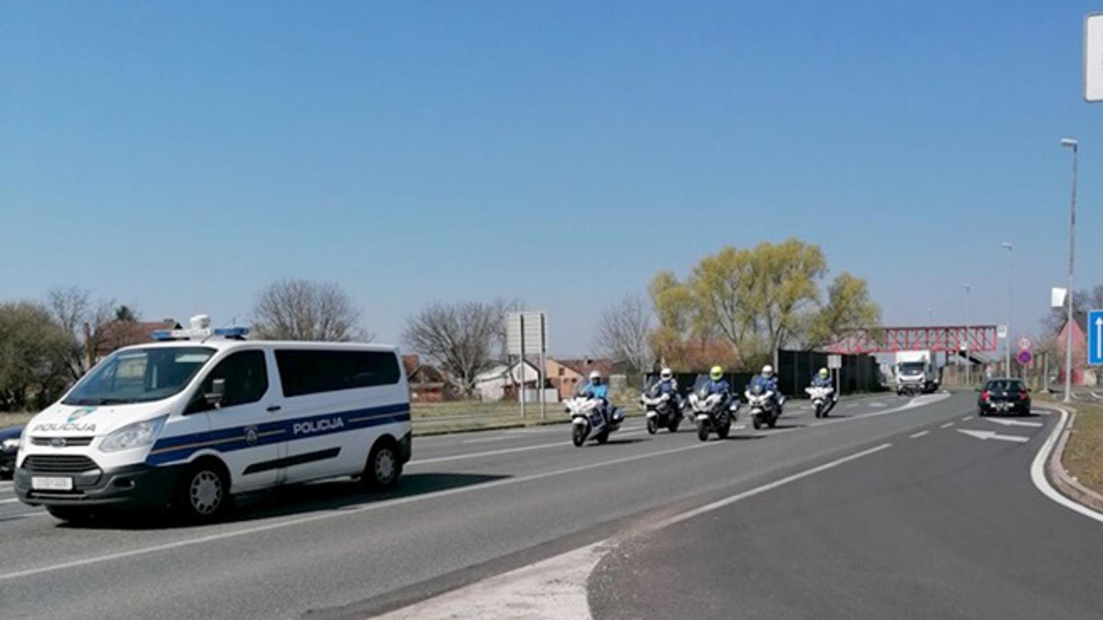 Policijski službenici na cestama