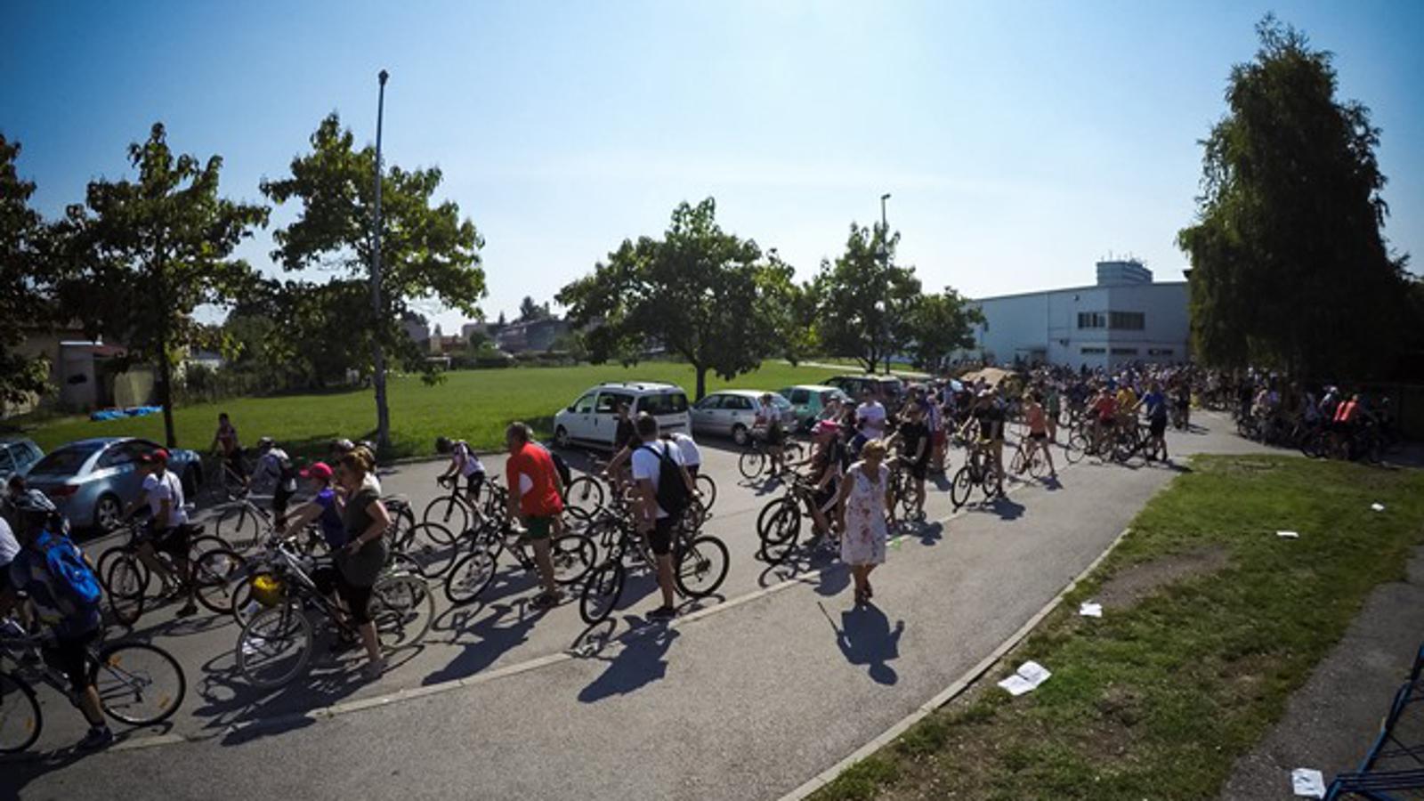 Prizori sa starta Biciklijade kod Sportske dvorane Brod u Naselju Mali Pariz