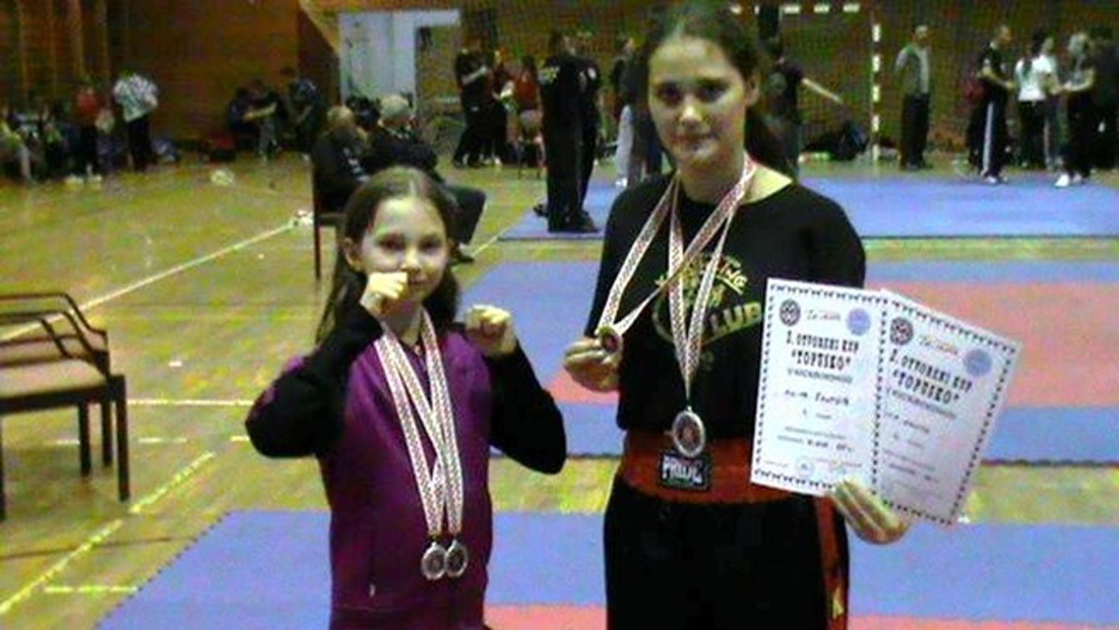 S lijeva: Lucija i Anita s osvojenim medaljama