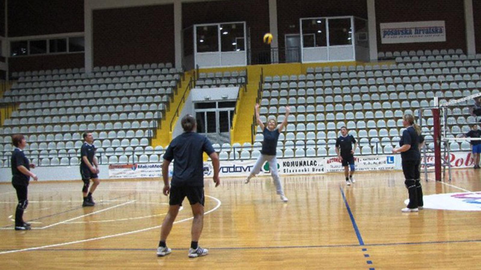 Odbojkaška ekipa HZZMO na zagrijavanju