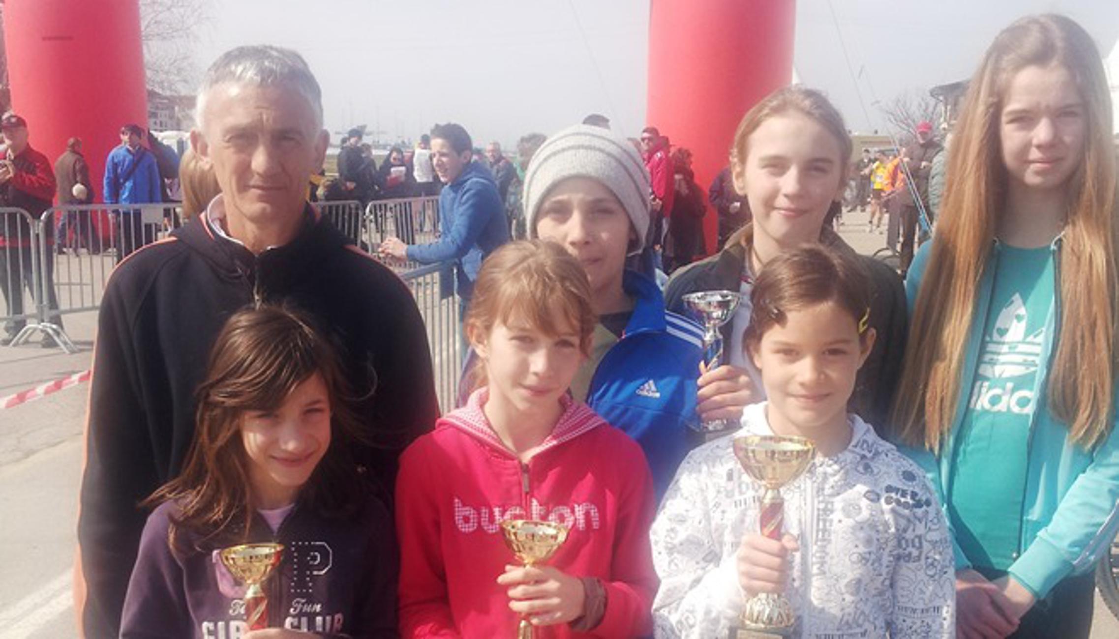 Mlade atletičarke i atletičar Marsonije s trenerom Šeremetom