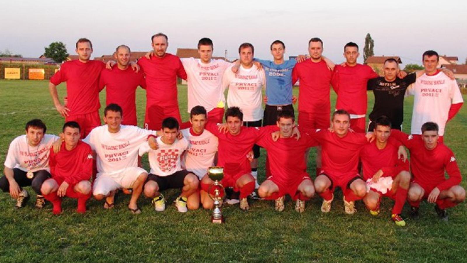 Nogometaši Slavonca iz Bukovlja nakon posljednje utakmice u 2. ŽNL-istok