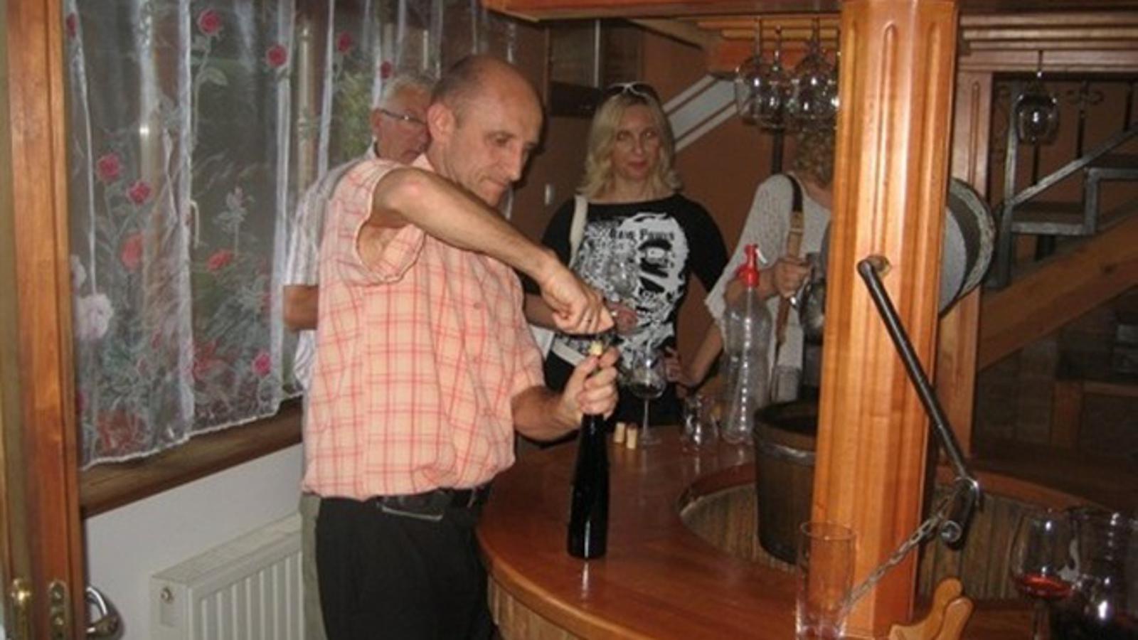Đuro Štefančić otvara desertno vino od malina u njihovoj novoj kušaonici. 