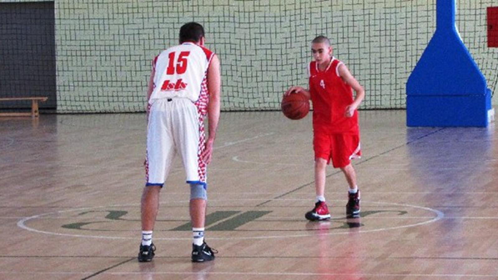 Mladi Dražen Lončarić (crvena majica) u utakmici s Geodetima ubacio je 18 koševa