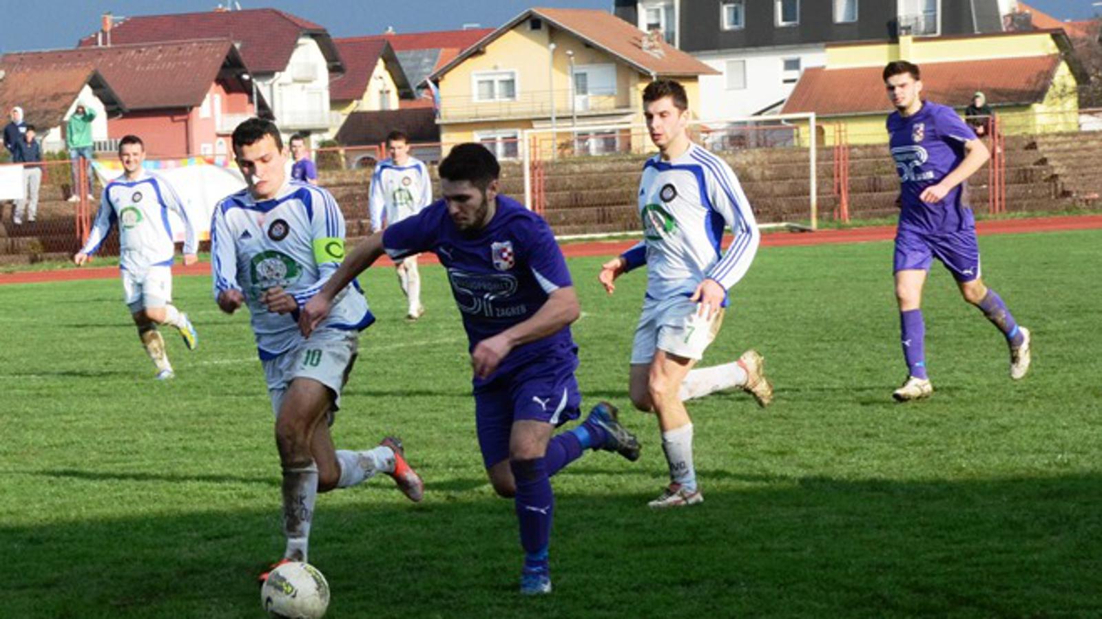 Nogometaši Livade Željezničara (ljubičasti) poraženi su od Đakovčana (bijeli)