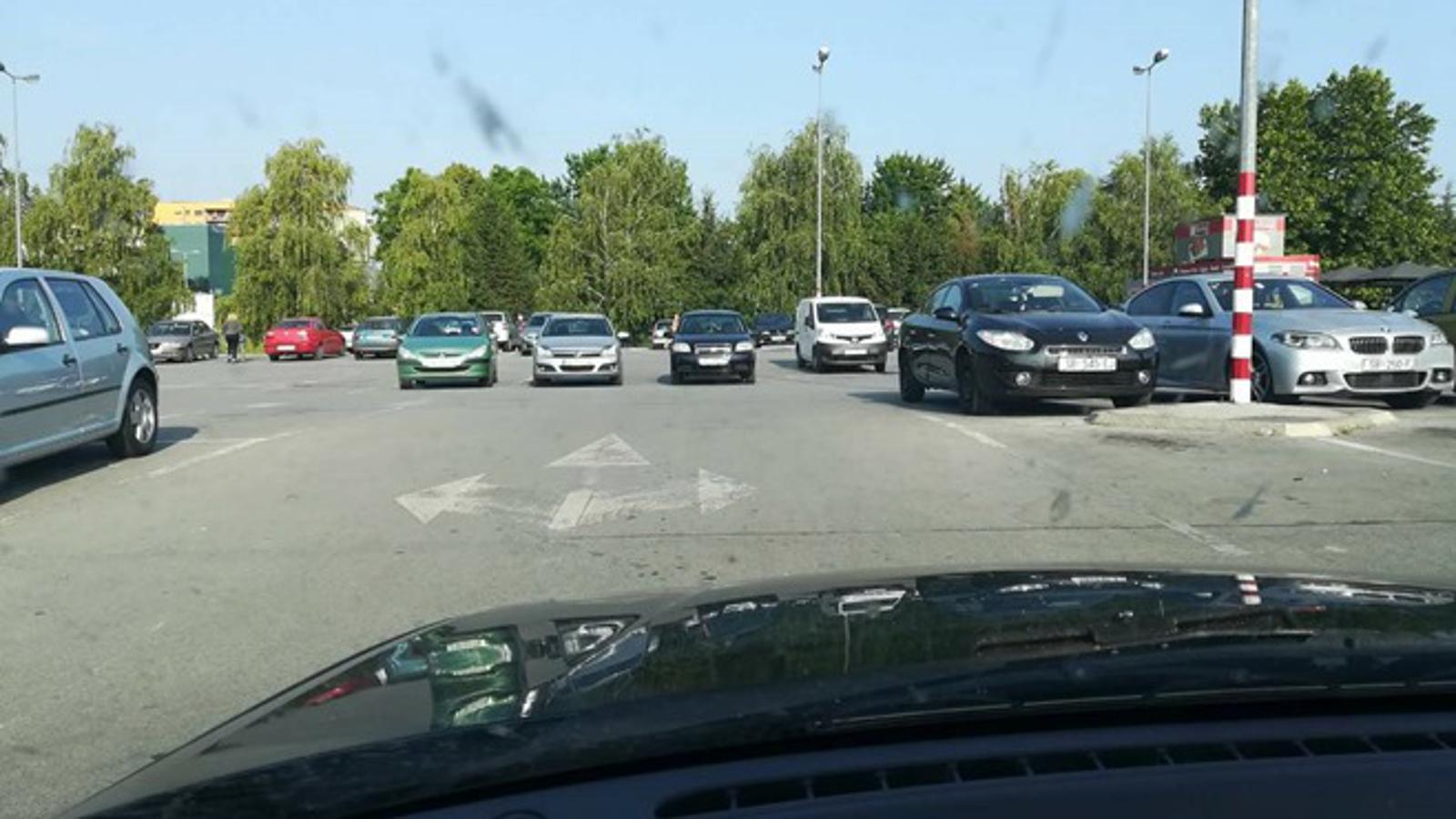 Parkiranje na cesti koja prolazi parkiralištem