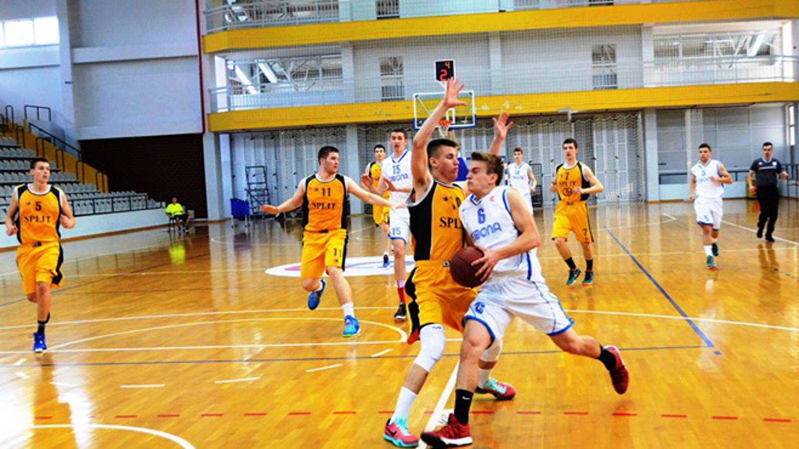 Iz utakmice Cibona (bijeli) - Split