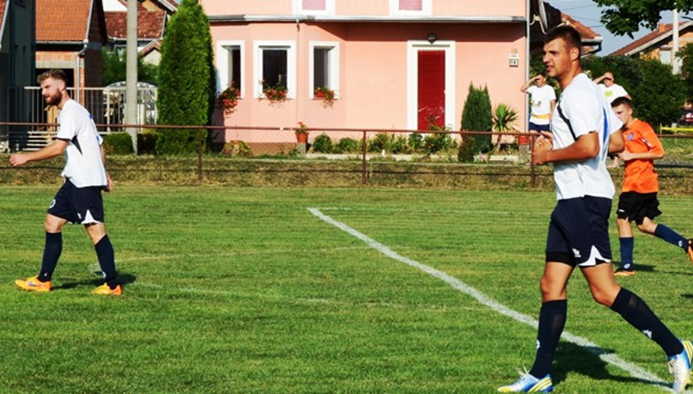 Batrina (bijeli) je u derbiju pobijedila Slavonca i povećala razmak na 5 bodova