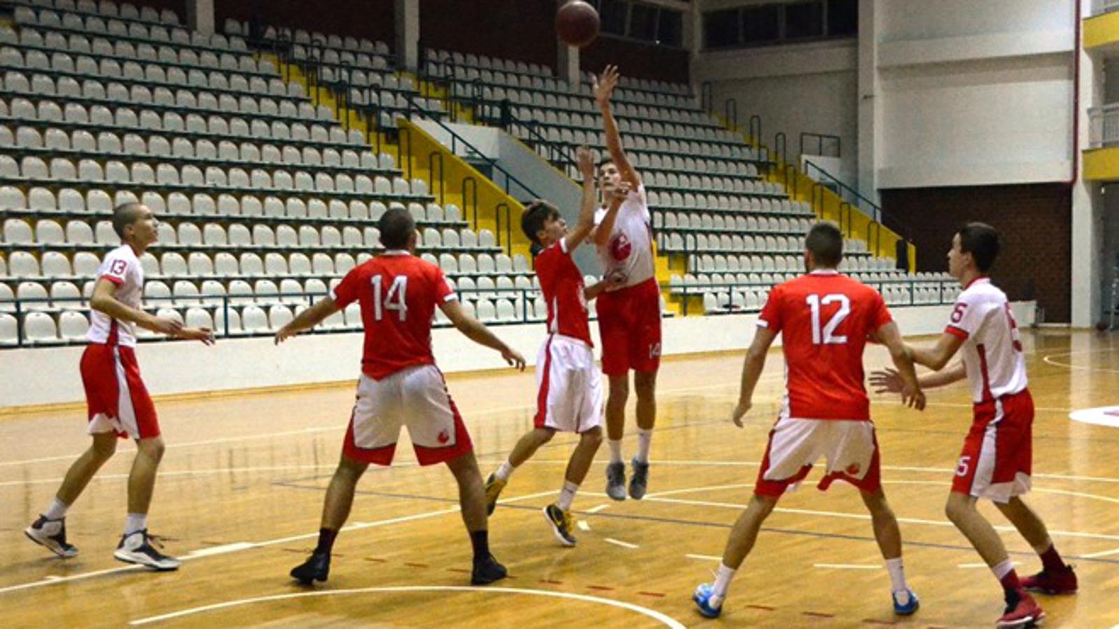 Seniori KK SB (crveni) izgubili su u B.Manastiru, a kadeti (bijeli) pobijedili u Županji