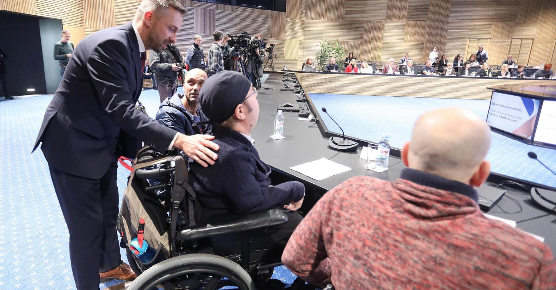 Ministar Marin Piletić s osobama s invaliditetom