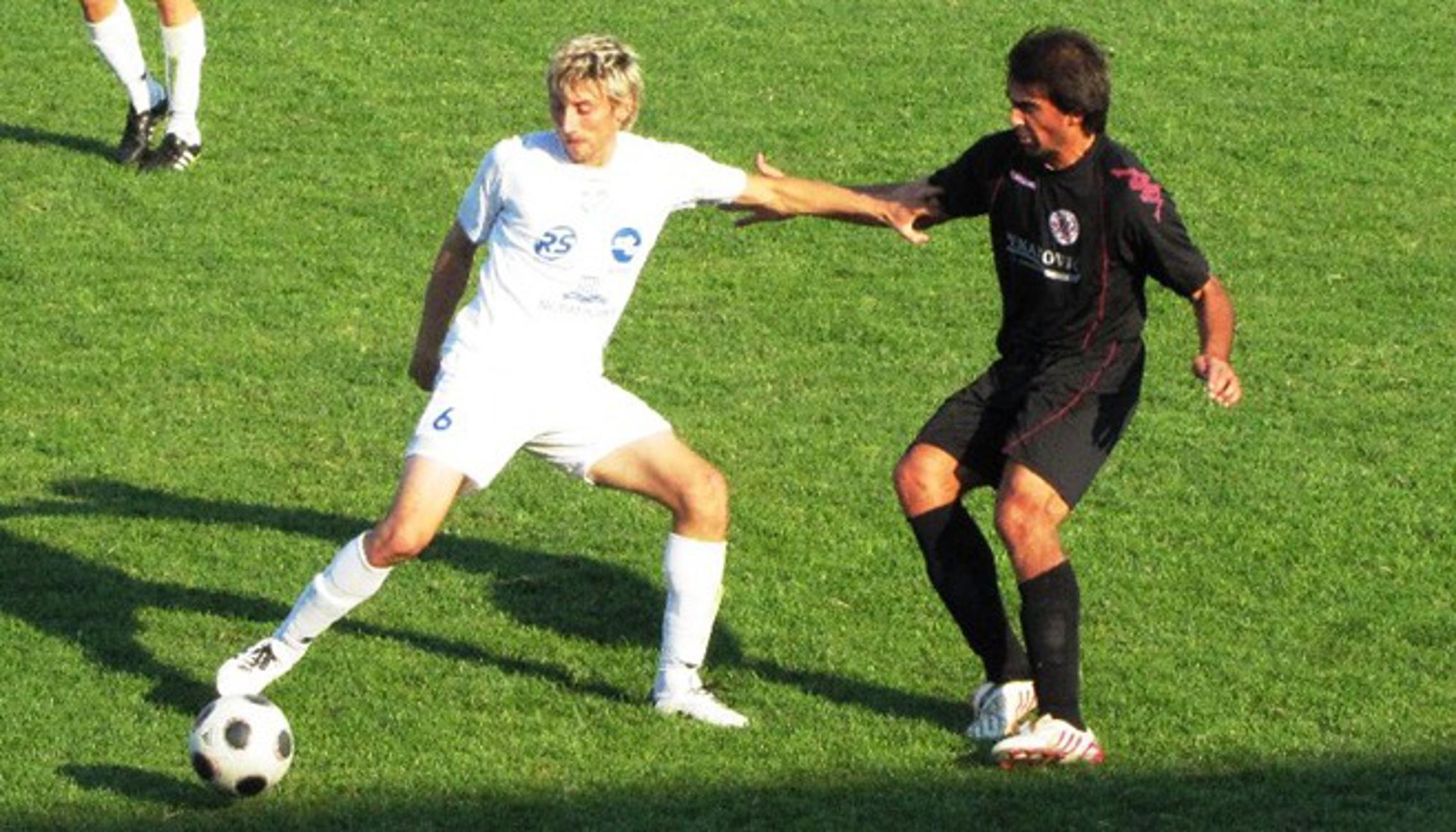 Alen Jelčić (bijeli) dobivao je većinu duela s igračima Imotskog