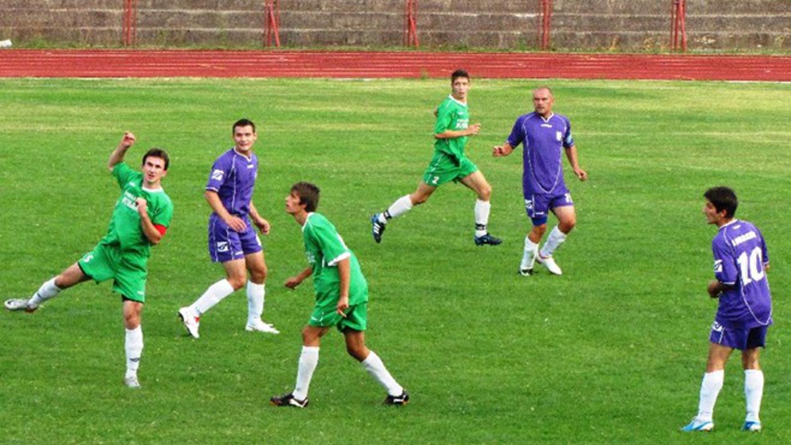 Detalj iz derbija 4. kola 1. ŽNL koji je uvjerljivo pripao Livadi Željezničar (ljubičasti)