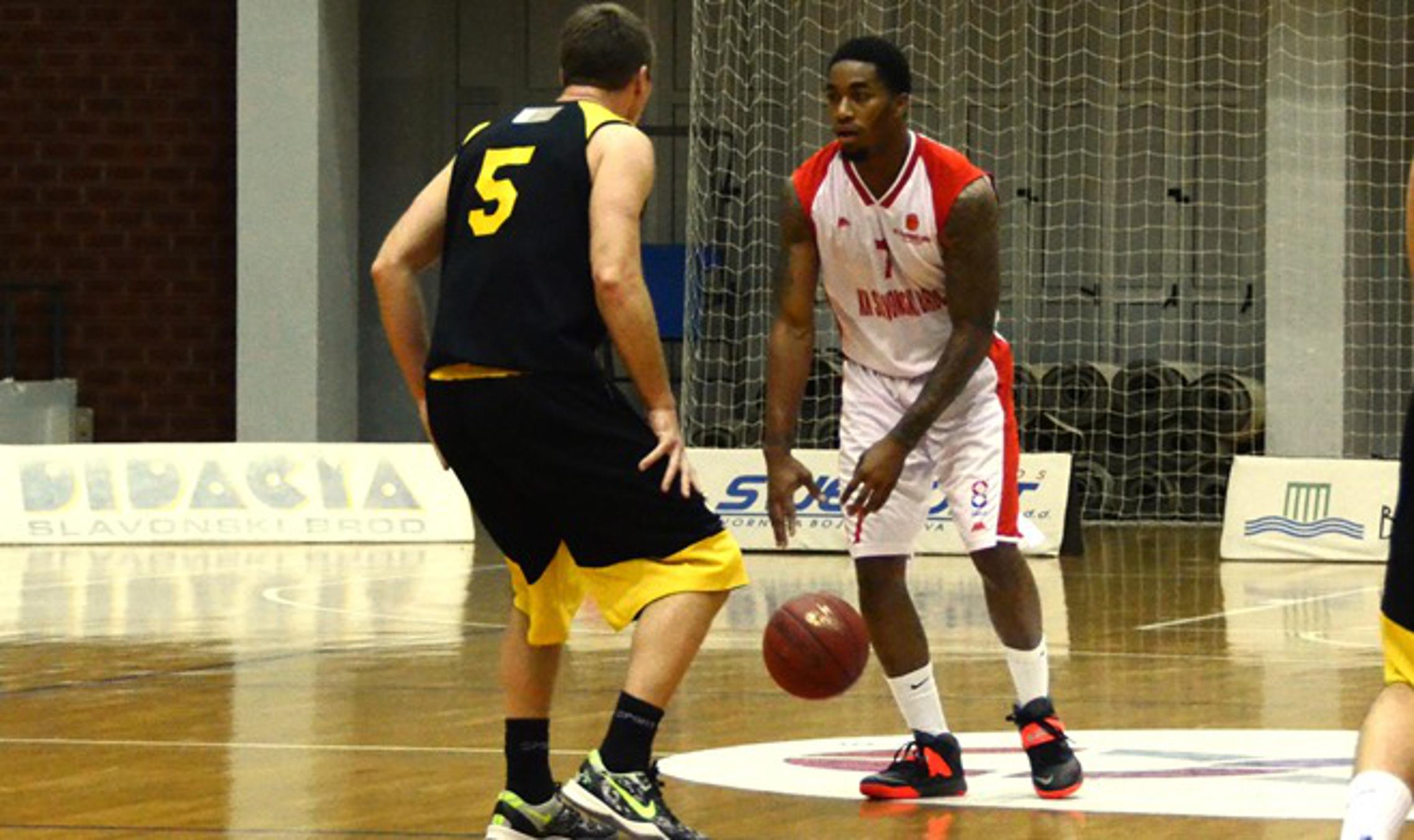 Marcus Johnson (bijela majica) je u Šibeniku zabio najviše koševa za Brođane