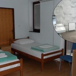 Soba u slavonskobrodskom Studentskom domu (u krugu: sanitarni čvor u požeškom)