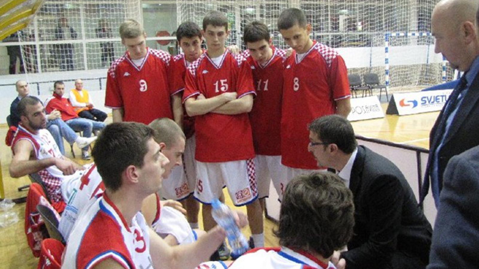 Zoran Kalpić sjedi a Dražen Štojs stoji desno od njega