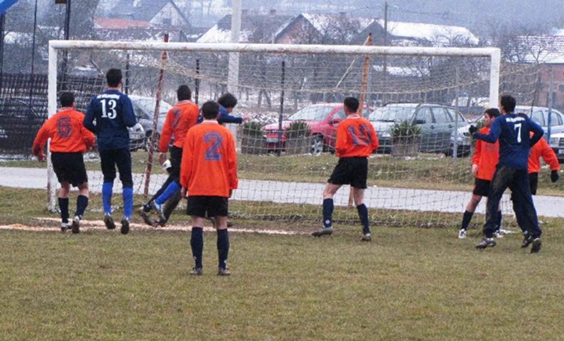 Tokić glavom postiže svoj drugi zgoditak u utakmici sa Svačić-Bagijem