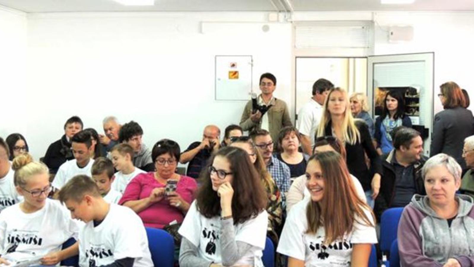 Mladi su za zanimanjem slušali predavanje 
