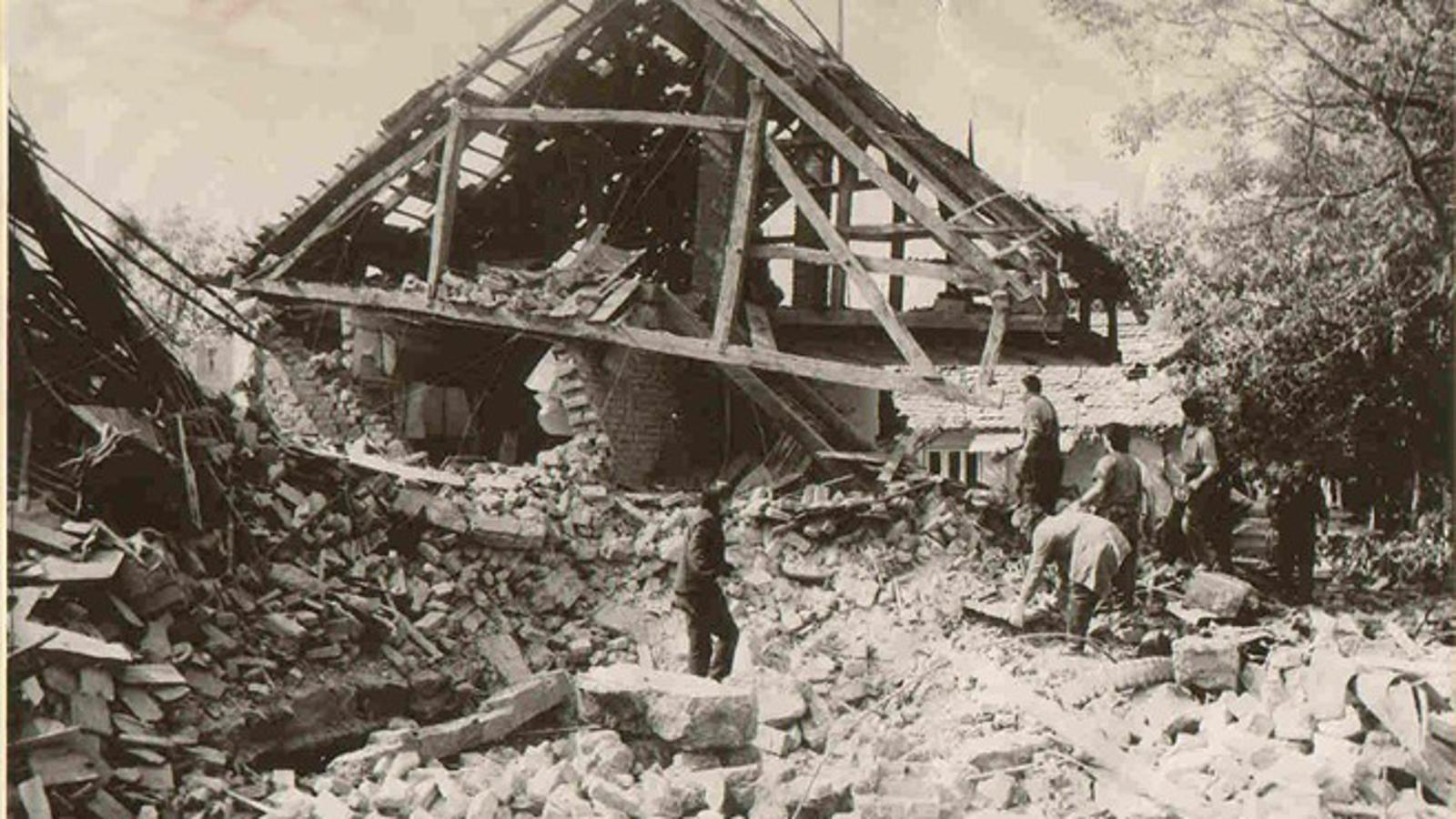 Bomba izbačena iz zrakoplova 9. svibnja 1992. uništila je kuću Vladimira Pavlešina na Jelasu. 