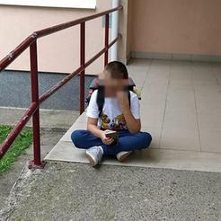 Prvašić u suzama jer njegovog pomoćnika u nastavi prvog školskog dana nije bilo.