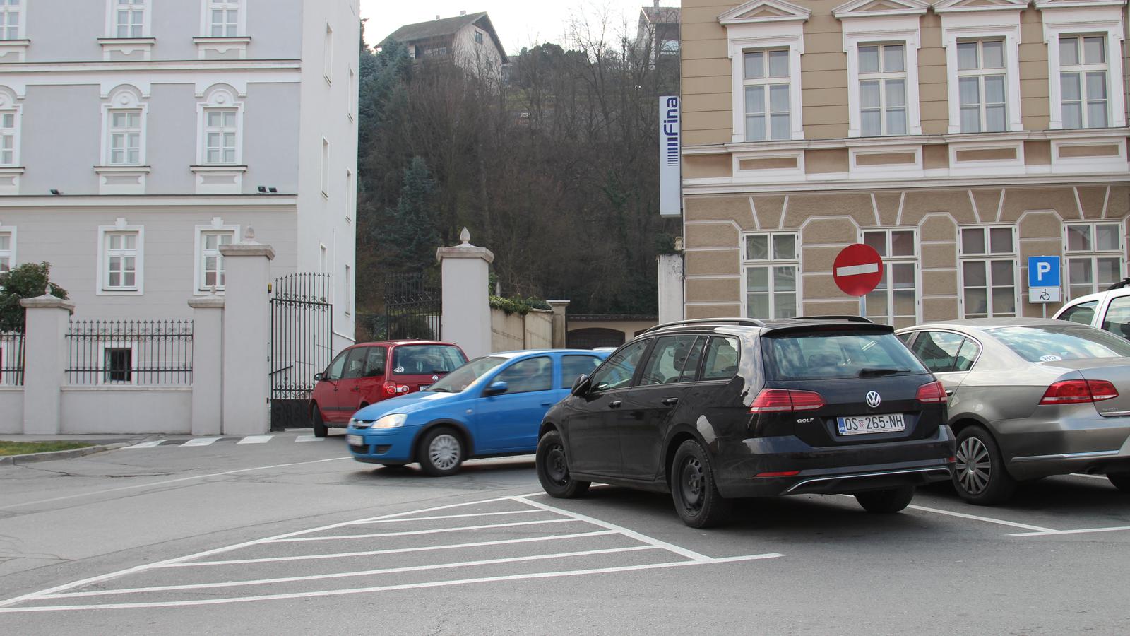 Parkiralište na Trgu SV. Trojstva u Požegi