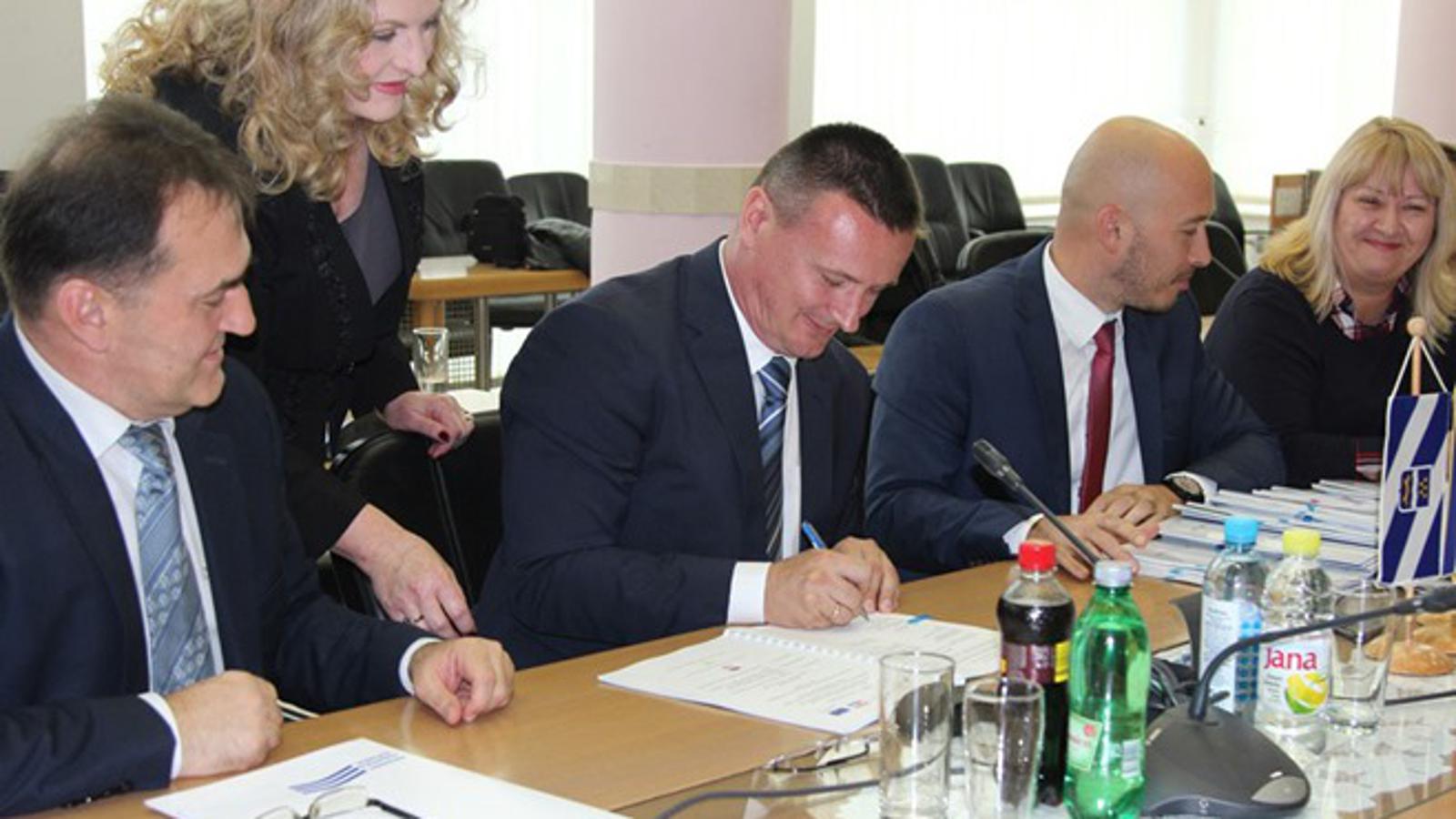 Župan Danijel Marušić s najbližim suradnicima tijekom potpisivanja ugovora