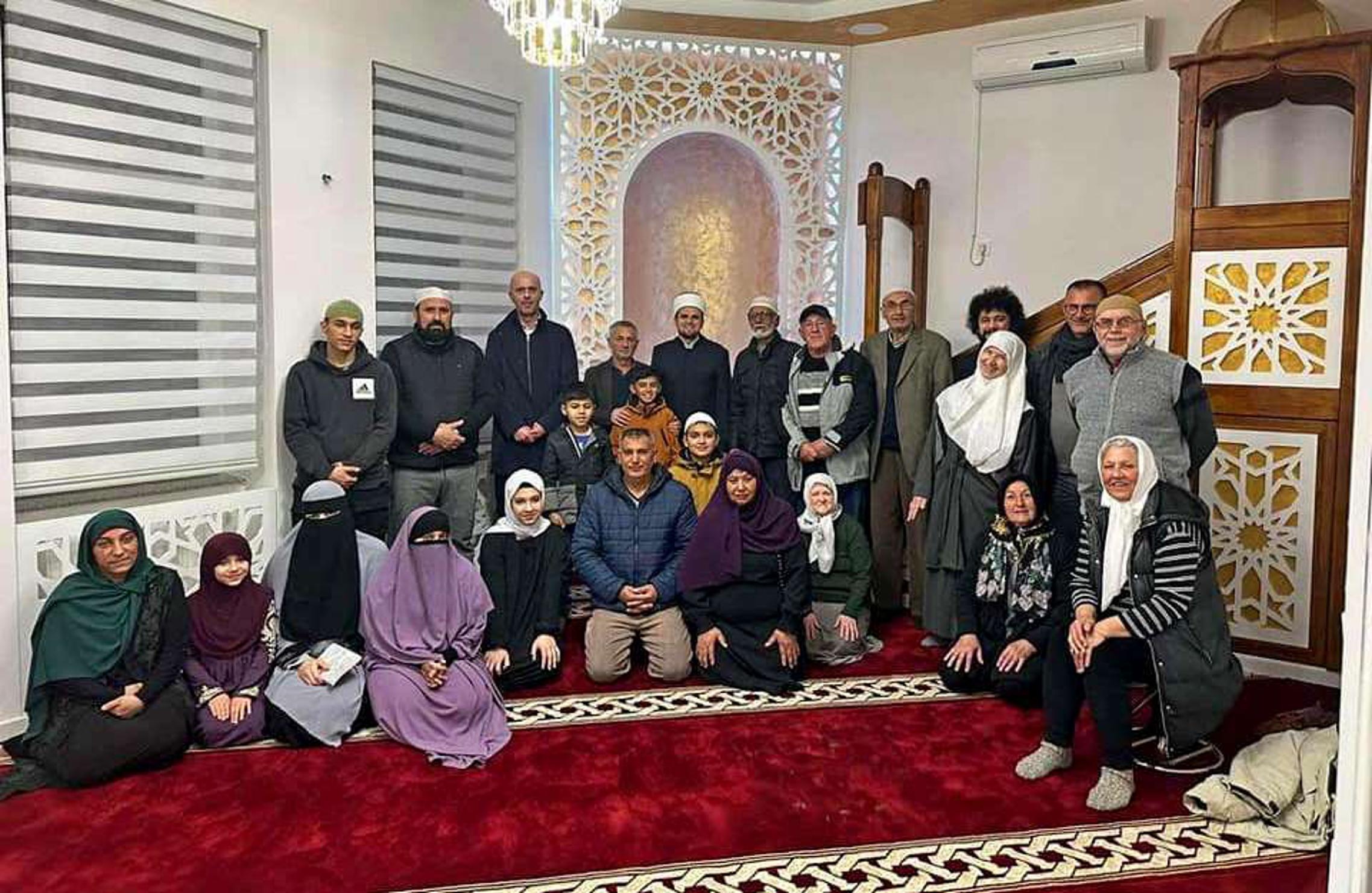 Glavni imam Medžlisa Islamske zajednice u Slavonskom Brodu, Husret ef. Hasanović, s vjernicima