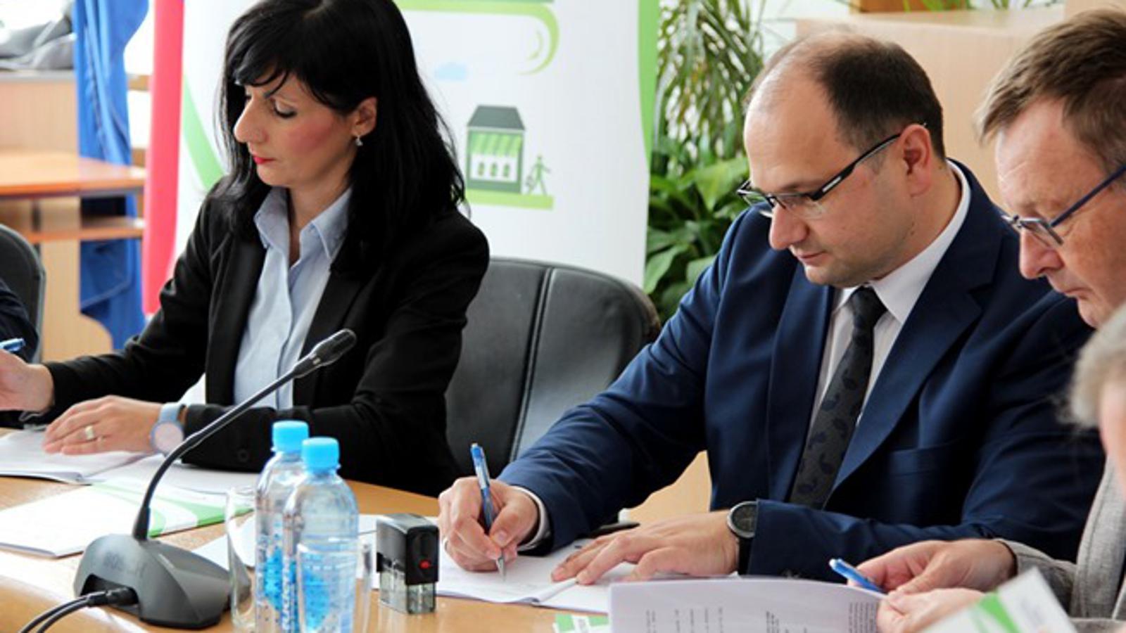 Direktor Šagulja Josip Grgić potpisuje ugovore vezane za projekt