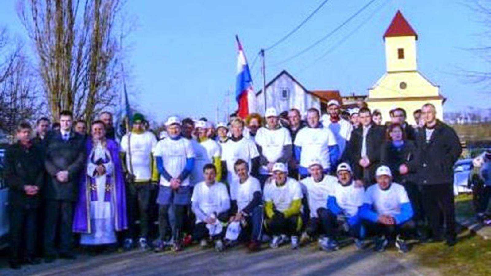 Sudionici 1. Memorijalnog polumaratona na startu u Jakačini Maloj
