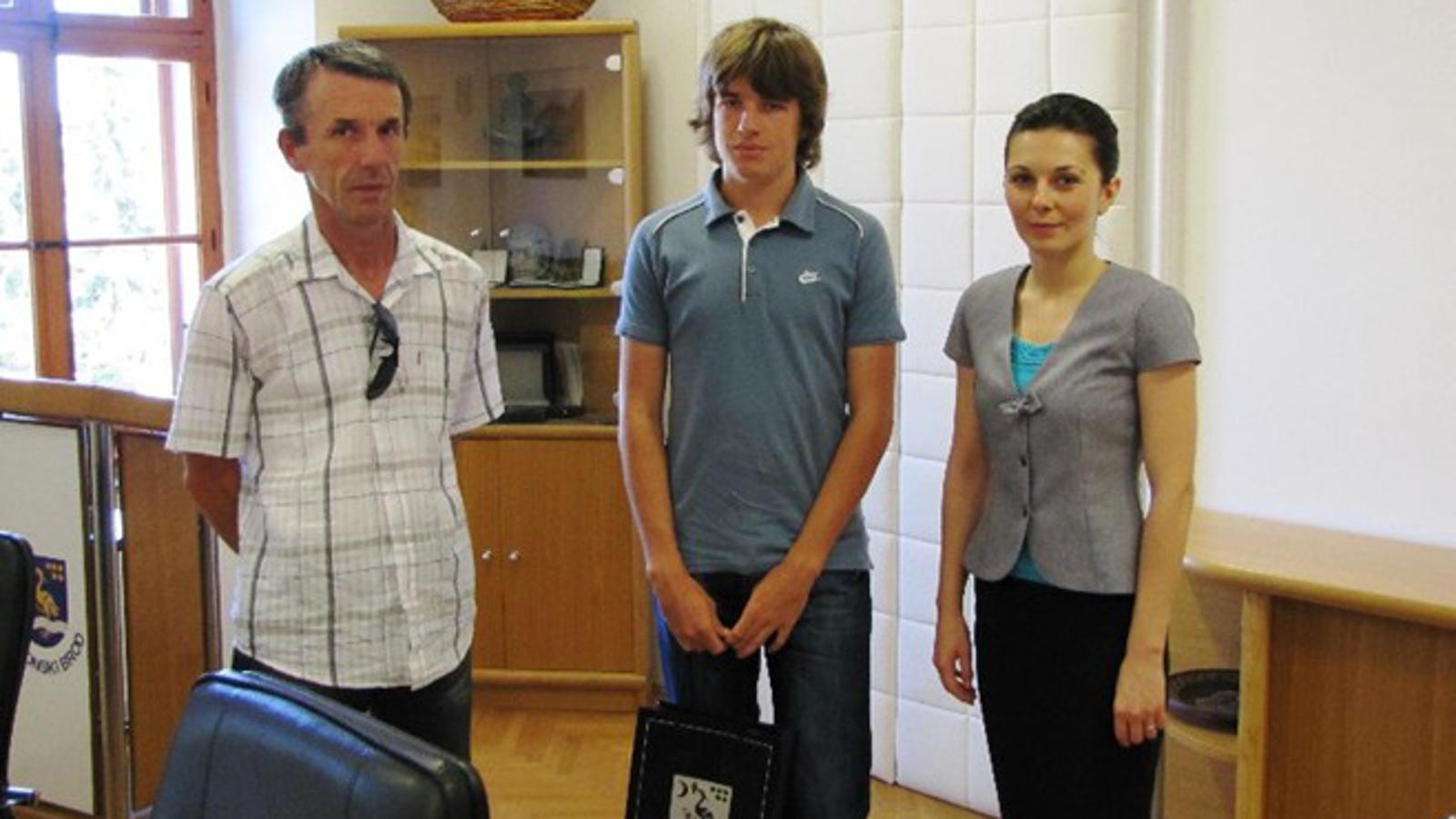 Zajednička fotografija Milivoja i Arijana Hucaljuka s dogradonačelnicom Ilijanom Vrbat-Pejić