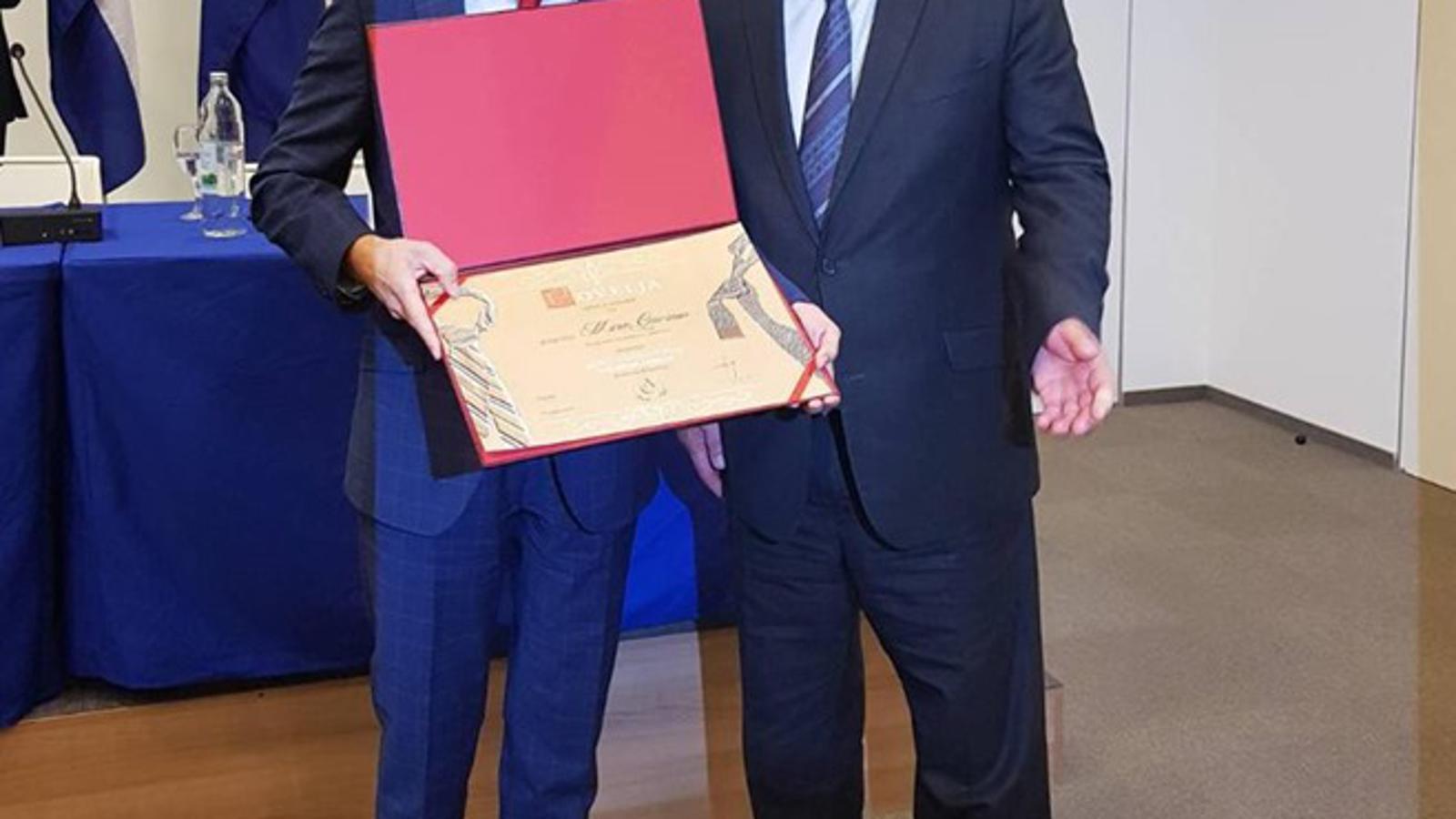 Miro Gavran proglašen je prvim hrvatskim veleposlanikom kravate